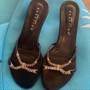 Kenneth Cole/Paris lights slip on sandal. Black